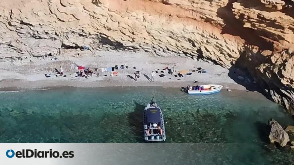 Al menos dos muertos, una decena de desaparecidos y 17 supervivientes tras naufragar una patera al sur de Cabrera Al menos dos muertos, una decena de desaparecidos y 17 supervivientes tras naufragar una patera al sur de Cabrera