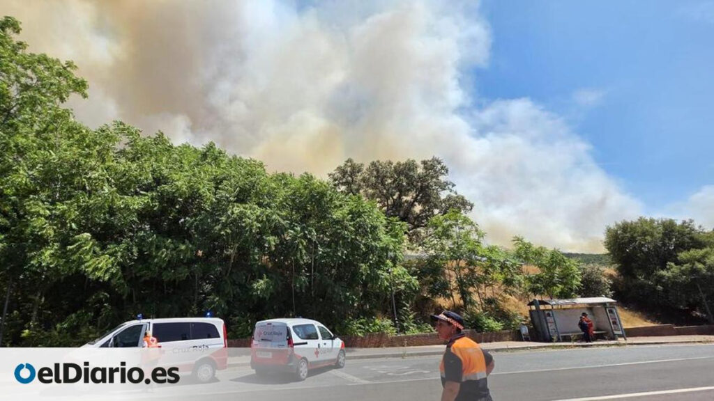 El incendio de Casas de Millán se encamina a la estabilización y los 800 evacuados regresan a sus casas El incendio de Casas de Millán se encamina a la estabilización y los 800 evacuados regresan a sus casas