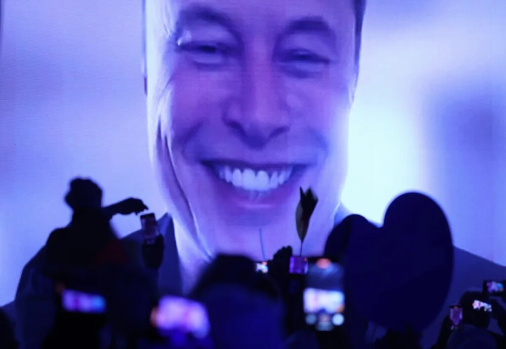 Elon Musk repeatedly one-upped his execs on SpaceX’s first earnings call Elon Musk repeatedly one-upped his execs on SpaceX's first earnings call