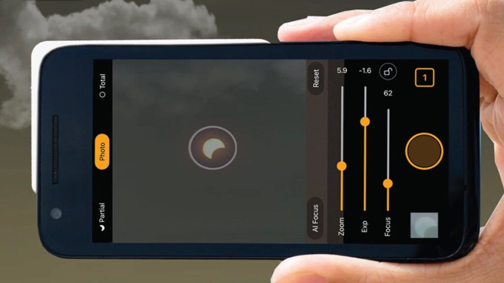 La manera más fácil de fotografiar el eclipse solar en España es esta app de cámara para el móvil que lo hace todo La manera más fácil de fotografiar el eclipse solar en España es esta app de cámara para el móvil que lo hace todo