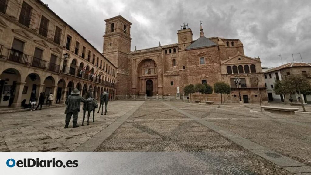 Quevedo fue enterrado en la iglesia de esta plaza mayor soportalada y con balconadas de madera Quevedo fue enterrado en la iglesia de esta plaza mayor soportalada y con balconadas de madera