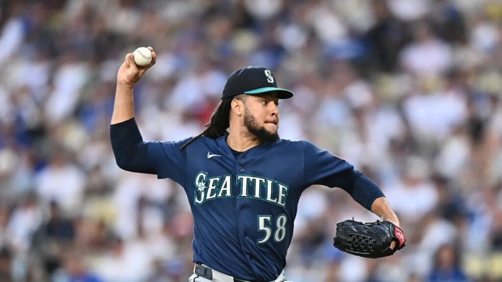 White Sox add veteran RHP Luis Castillo, send 3 players to Mariners White Sox add veteran RHP Luis Castillo, send 3 players to Mariners